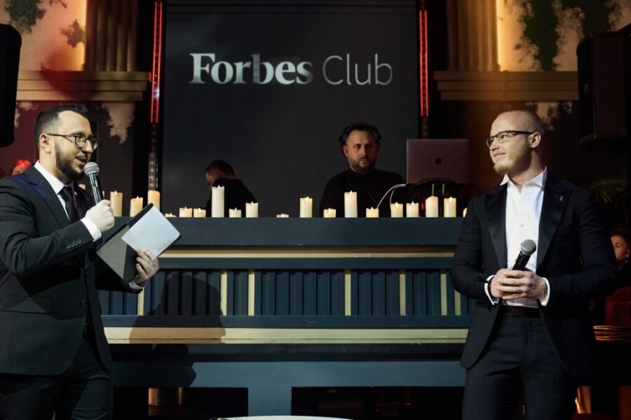 Дмитрий Озман, президент Forbes Club, директор по развитию Forbes Russia; Никита Мазепин, эксперт Forbes Club, автогонщик, основатель Фонда помощи спортсменам, отстраненным от соревнований по неспортивным причинам «Мы выступаем как один» 